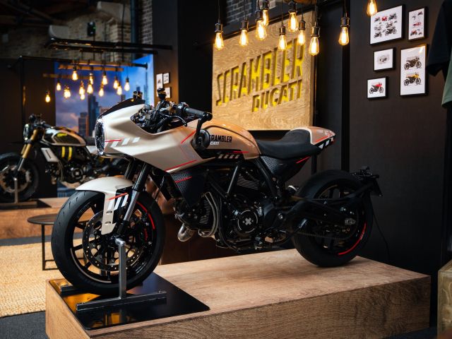 Ducati Scrambler im Cafè-Racer-Stil und Mad-Max-Look - Bild 1