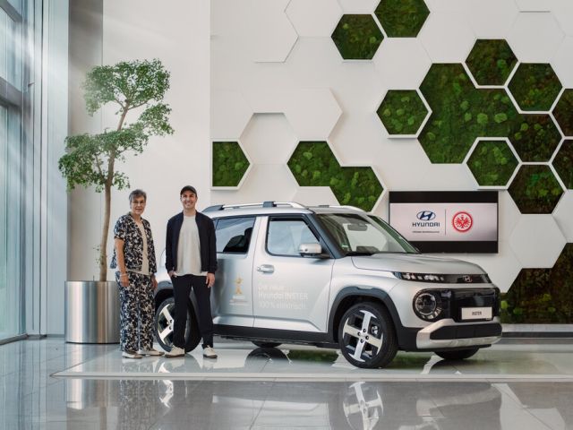 Mario Götze übergibt Hyundai Inster - Bild 1