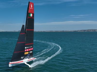 Alfa Romeo beim America´s Cup unter vollen Segeln