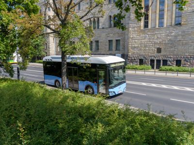 Postbus AG bekommt bis zu 106 elektrifizierte Solaris Urbino 