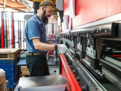 Touratech baut neue Fertigungslinie auf