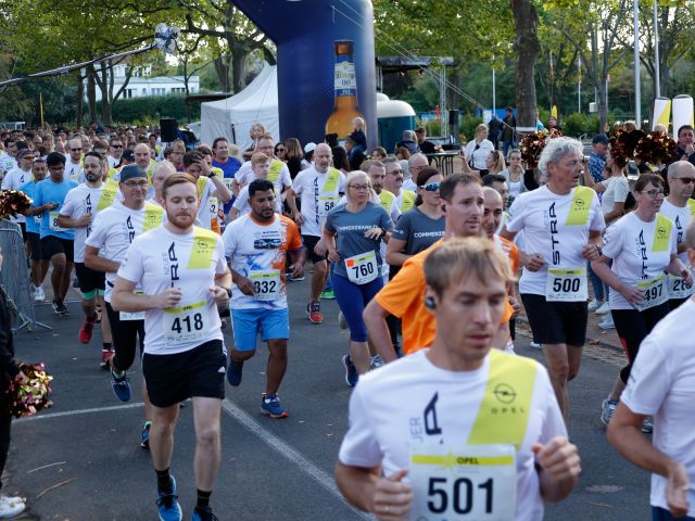 Opel läuft sich für den Firmenlauf warm - Bild 1