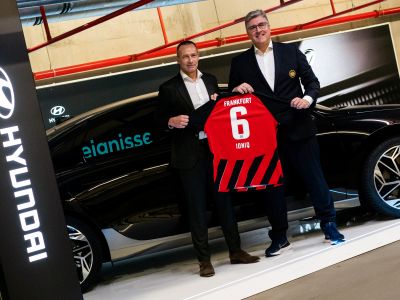 Eintracht Frankfurt-Vorstand Axel Hellmann fährt Hyundai Ioniq 6 