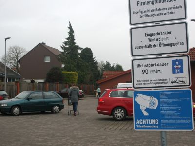 Auf dem Supermarktplatz gelten besondere Verkehrsregeln