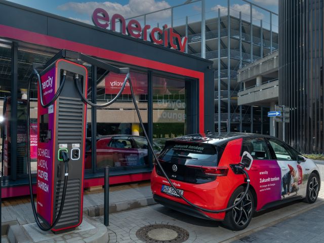 Auf Abflug warten und Auto aufladen - Bild 1