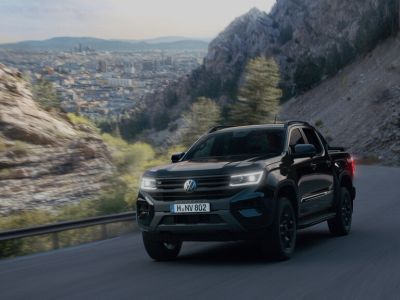 Der VW Amarok fährt schwarz