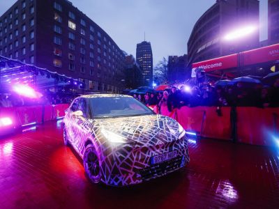 Der Cupra Raval präsentiert sich auf dem roten Teppich