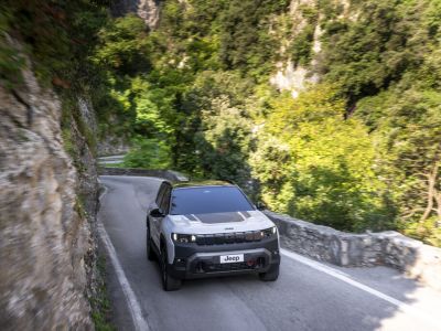 Der Jeep Compass 4xe Elektro krönt die Baureihe