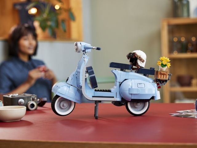 Aus über 1000 Legosteinen wird eine Vespa  - Bild 1