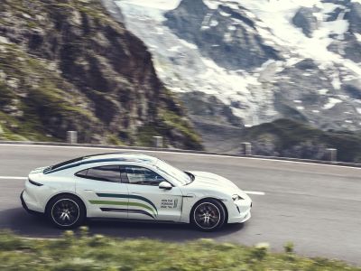 Porsche Taycan soll barrierefreies Wandern erleichtern