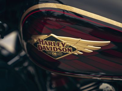 Sieben Kerzen leuchten bei Harley-Davidson auf der Geburtstagstorte