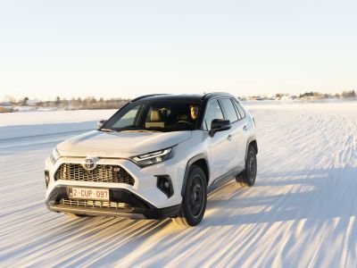 Fahrbericht Toyota RAV4 GR Sport: Dunkler Glanz für den Bestseller
