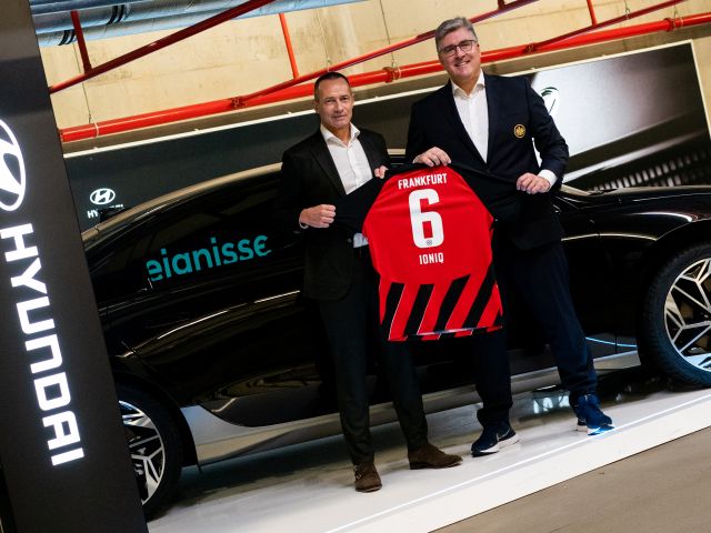 Eintracht Frankfurt-Vorstand Axel Hellmann fährt Hyundai Ioniq 6  - Bild 1