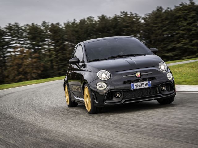 Schwarzer Abarth mit goldenem Skorpion - Bild 1