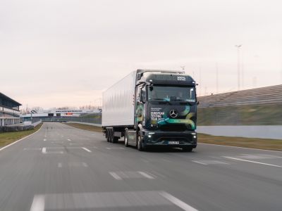 Mercedes-Benz e-Actros soll über 100 Kilometer rückwärtsfahren