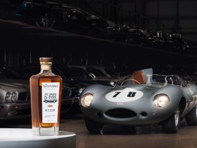 Ein Schluck auf den Jaguar D-Type