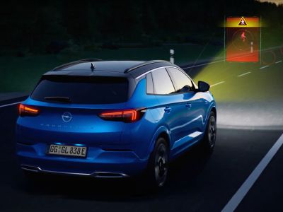 Der Opel Grandland macht die Nacht fast zum Tag
