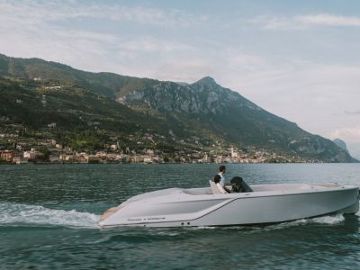 Ein Porsche auf dem Wasser