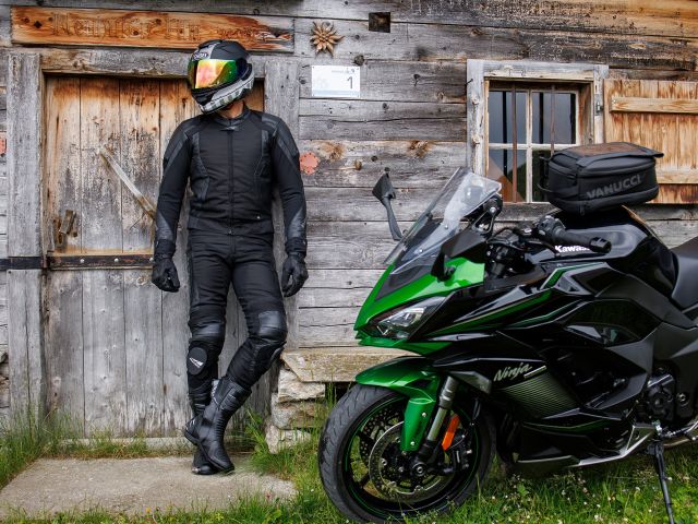 Leder oder Textil? - Bild 1