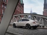 Leise Limousine mit lauter SUV-Anleihen - Bild 3