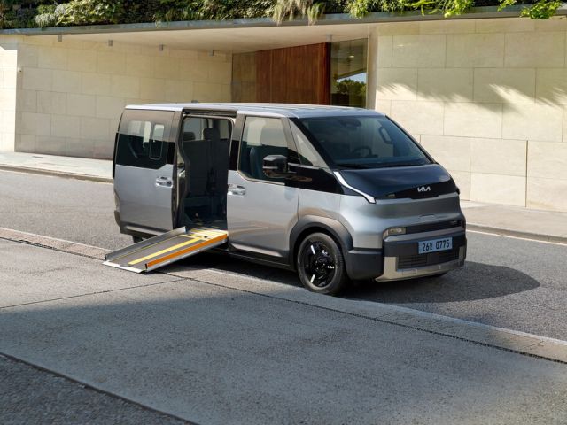 Kias elektrischer Kleinbus PV5 wird rollstuhlgerecht - Bild 1