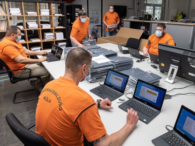 Ford stiftet hunderte Laptops für ukrainische Flüchtlinge - Bild 1