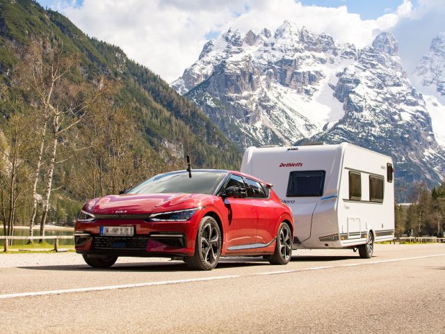Der ADAC fährt mit dem Kia EV6 und Wohnwagen in den Urlaub - Bild 1