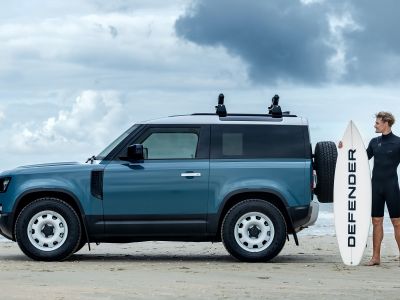 Luxus-Defender mit Surfbrett