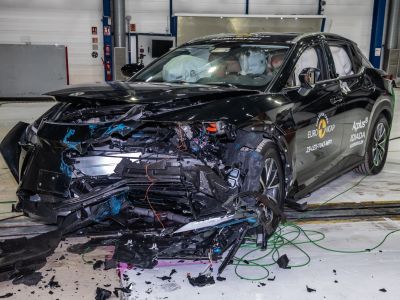 Crashtest: Der Lexus RZ lässt nichts anbrennen