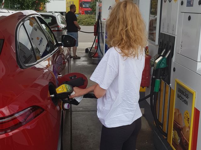 Nur die Hälfte der Autofahrer tankt günstig - Bild 1