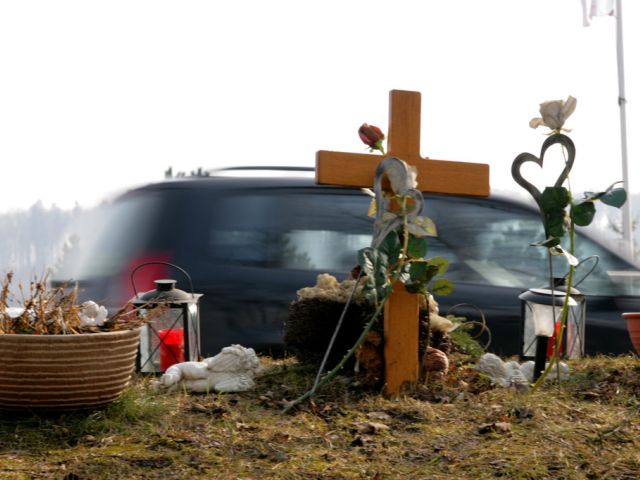 Jeden Tag sterben acht Menschen im Straßenverkehr - Bild 1