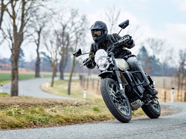 Praxistest Brixton Crossfire 500 XC: Schön anzusehen und auch zu fahren - Bild 1