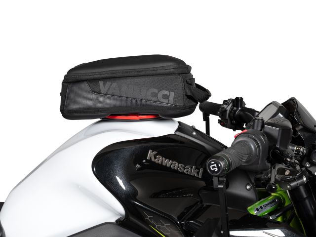 Louis dockt am Tank an - Bild 1