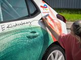 Opel Corsa Rally Electric wird Kunstwerk mit Botschaft - Bild 2
