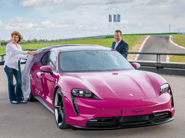 Porsche stiftet einen Taycan in Sternrubin - Bild 1