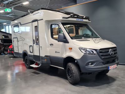 Echtes Expeditionsfahrzeug und vorgetäuschte Geländegängigkeit