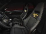 Schwarzer Abarth mit goldenem Skorpion - Bild 10