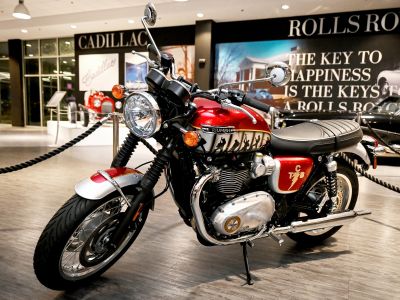 Triumph und Gitarre erzielten 20.000 Dollar