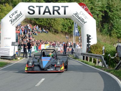 Über 200 Fahrer starten bergauf