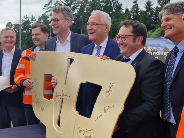 Teststrecke für induktives Laden von Lastwagen während der Fahrt - Bild 1