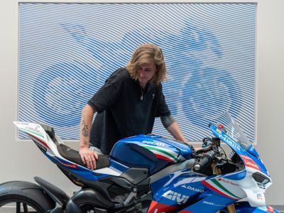 Eine Ducati in blauen Linien
