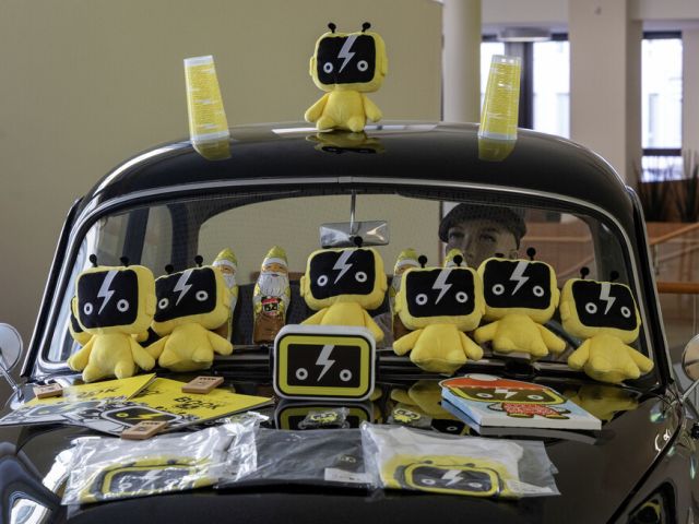 Opels plüschiger Markenbotschafter besucht junge Patienten - Bild 1