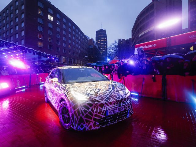 Der Cupra Raval präsentiert sich auf dem roten Teppich - Bild 1