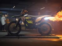 James Bond auf der Triumph TF-250 X