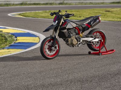 Ducati Hypermotard 698 jetzt auch in Schwarz mit zwei Extras