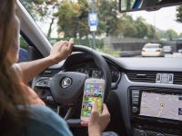 Der ADAC geht von bis zu einer Milliarde Handyverstößen im Jahr aus
