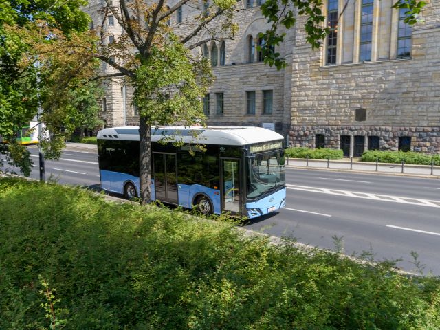 Postbus AG bekommt bis zu 106 elektrifizierte Solaris Urbino  - Bild 1