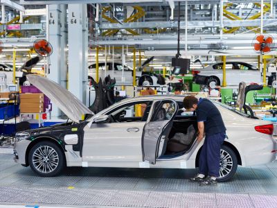 Abkopplung von autoritären Staaten schadet der Autoindustrie