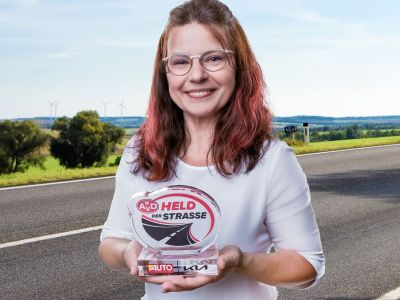 Altenpflegerin befreit Fahrer aus brennendem E-Auto