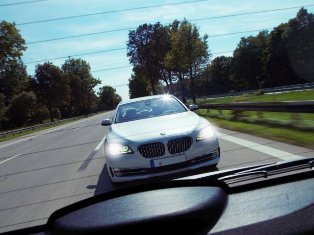 Jeder Fünfte räumt die linke Spur mit Lichthupe frei - Bild 1